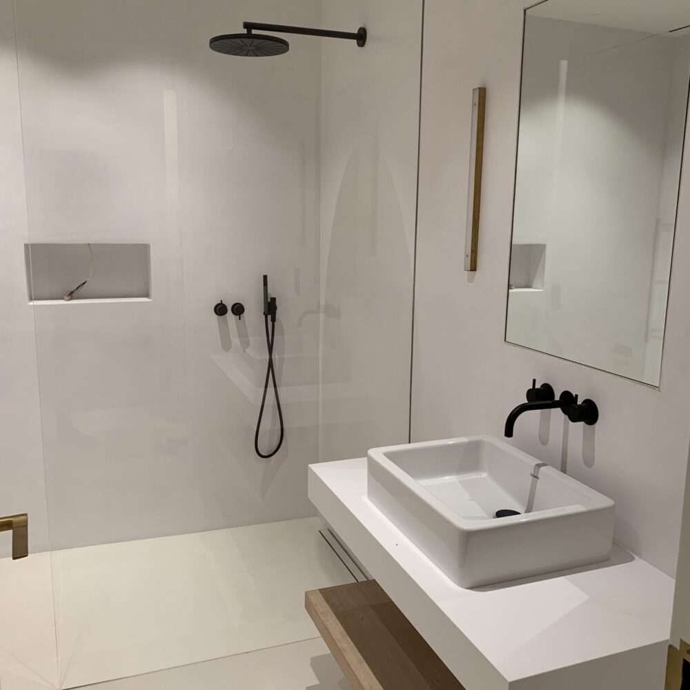 Modern Bathroom with Tadelakt Modern bathroom with decorative walls, finished with the Tadelakt texture.